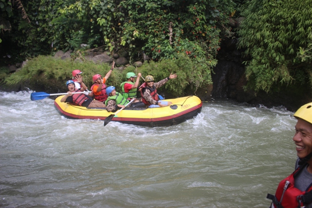 Rafting - Arung Jeram Lembang Bandung Cikole - Paket Gathering Outing Lembang Bandung - Zona Adventure Outbound