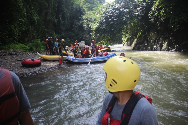 Rafting - Arung Jeram Lembang Bandung Cikole - Paket Outing Lembang Bandung - Zona Adventure Outbound