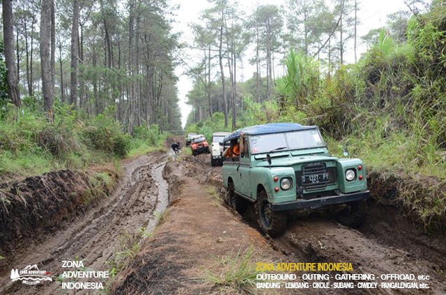 Menempuh Medan Berat di Cikole Lembang Bandung Dengan Land Rover Jeep Offroad